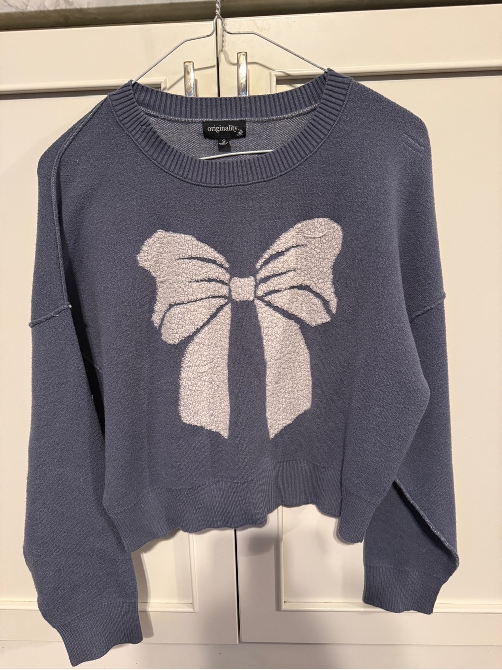 Originality Soft Blue Crewneck Sweater with White Bow